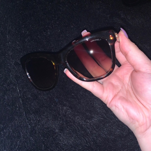 Chanel tortoise sunglasses - Picture 3 of 6